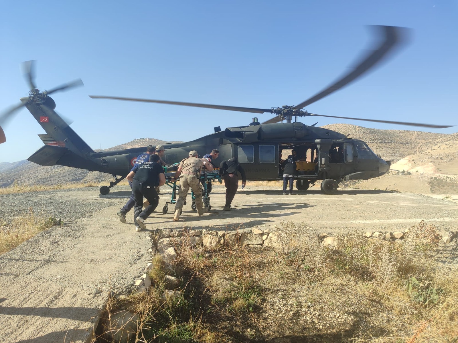 Siirt Eruh’ta Yaralanan İşçi Jandarma Helikopteri İle Hastaneye Sevk Edildi