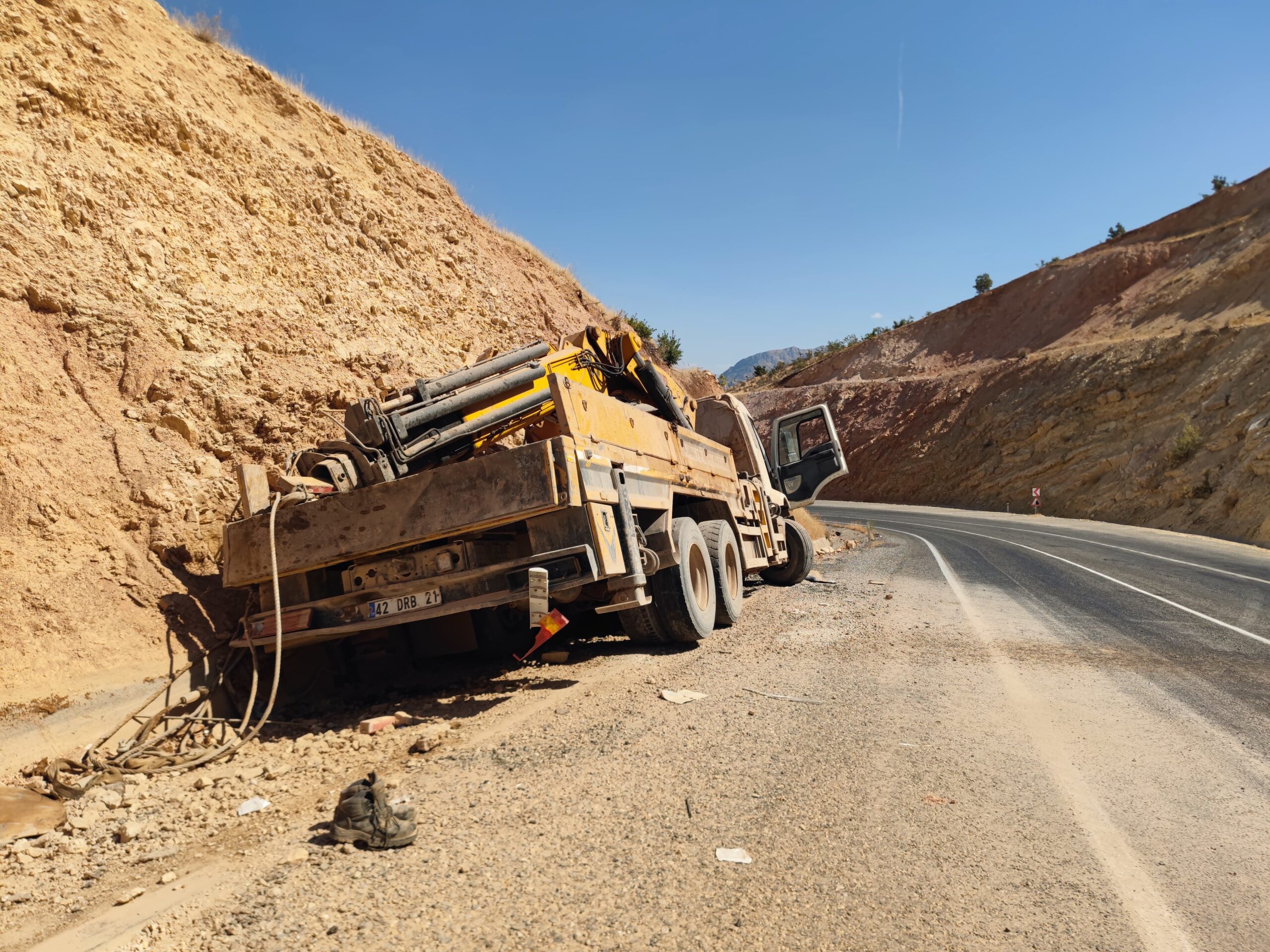 Siirt’te Freni Boşalan Vinç Kayalıklara Çarptı: 1 Ölü, 1 Yaralı