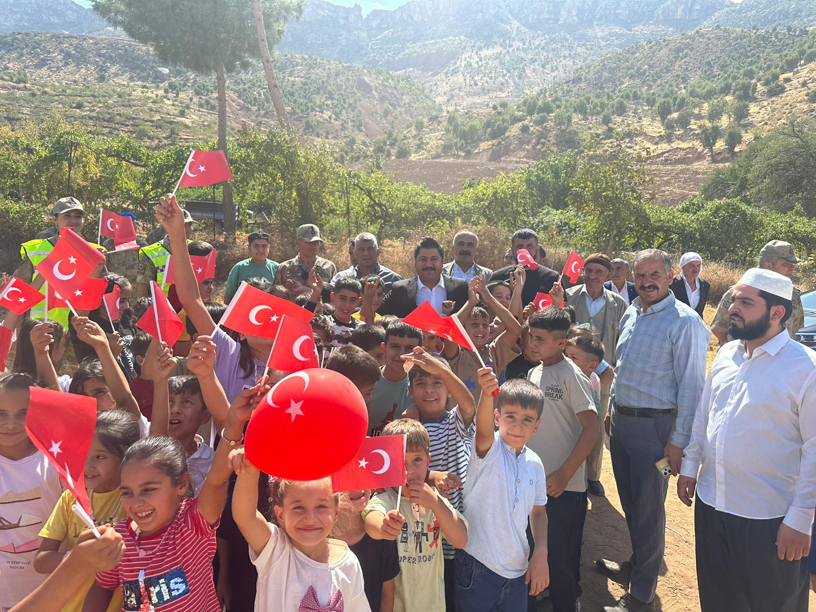 Meydandere’de Anma Etkinliklerine Katılan Vali Yardımcısı Bozkurtoğlu’na Sevgi Seli