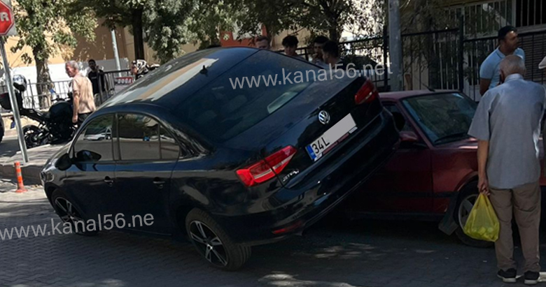 Siirt’te İlginç Kaza! Otomobil Diğer Aracın Üzerine Çıkarak Durabildi