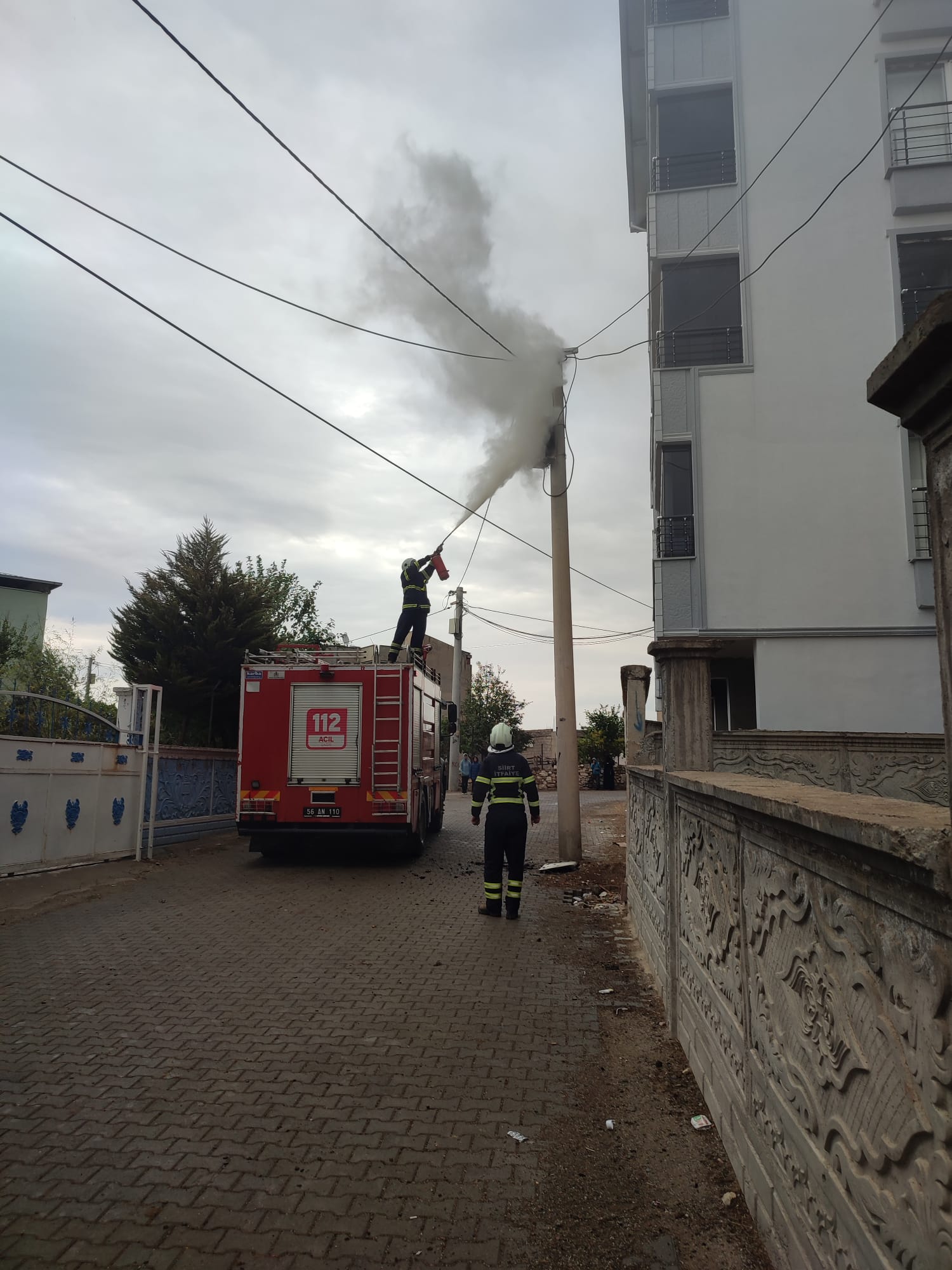 Siirt’te Elektrik Direği Alev Aldı: İtfaiye Ekipleri Yangına Anında Müdahale Etti
