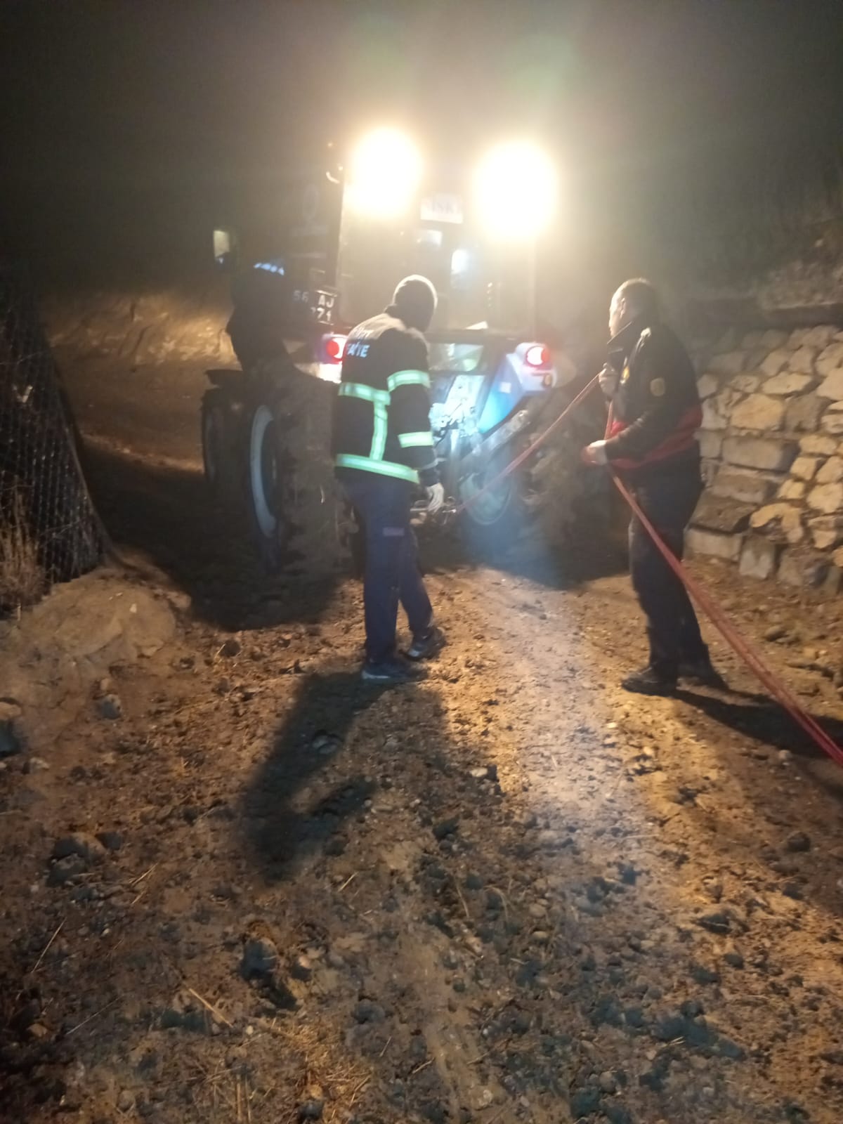 Siirt’te Çamura Saplanan Otomobil İtfaiye Yardımıyla Kurtarıldı