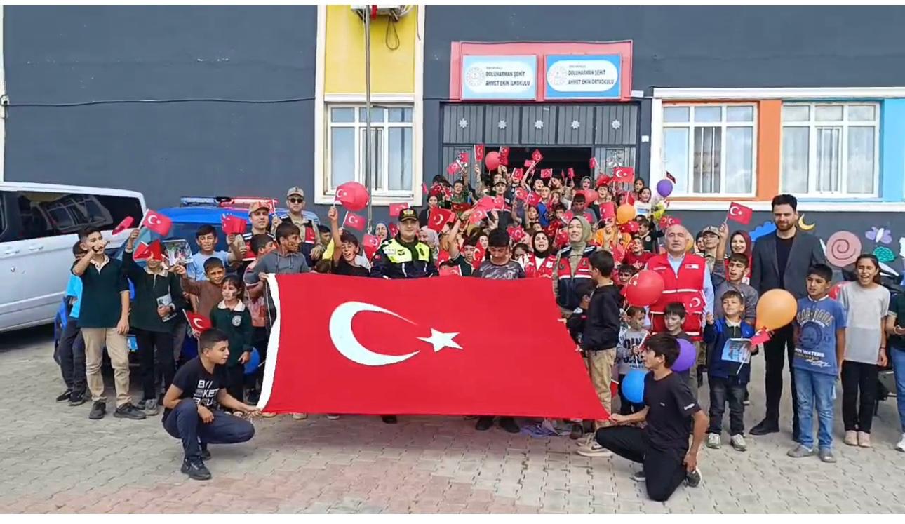 Siirt Jandarmasından Öğrencilere Cumhuriyet Bayramı Coşkusu