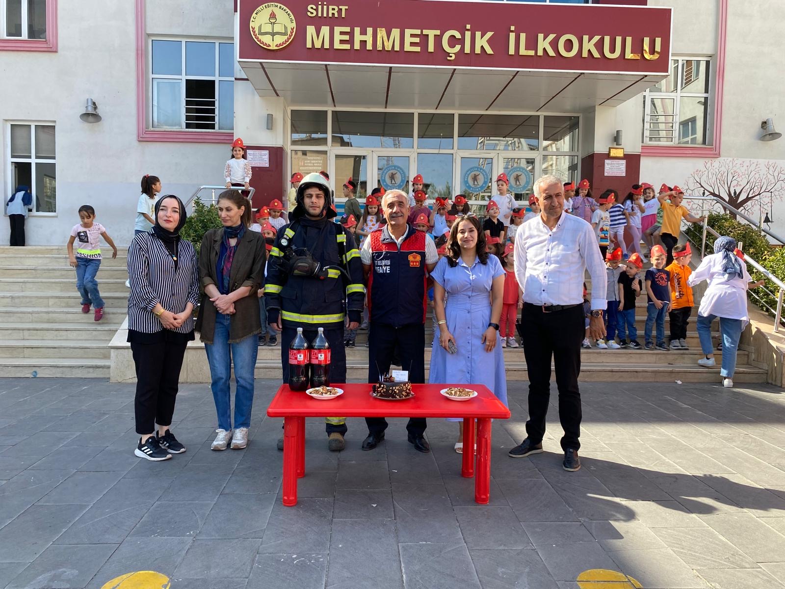 Siirt’te İtfaiye Haftası Etkinliği: Mehmetçik İlkokulu’nda Sürpriz Kutlama