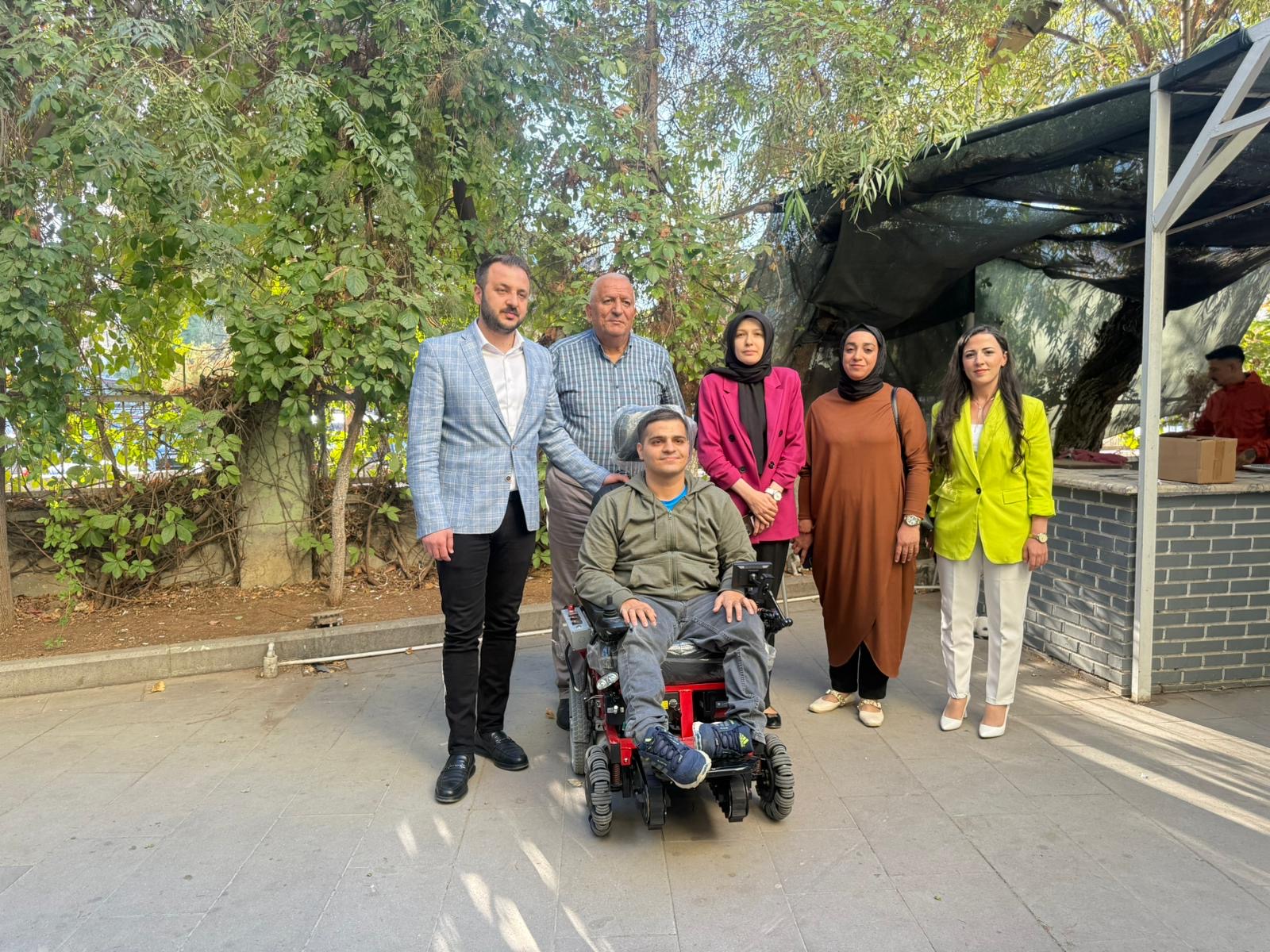 Siirt’te Engelli Gence Merdiven Çıkabilen Tekerlekli Sandalye Desteği