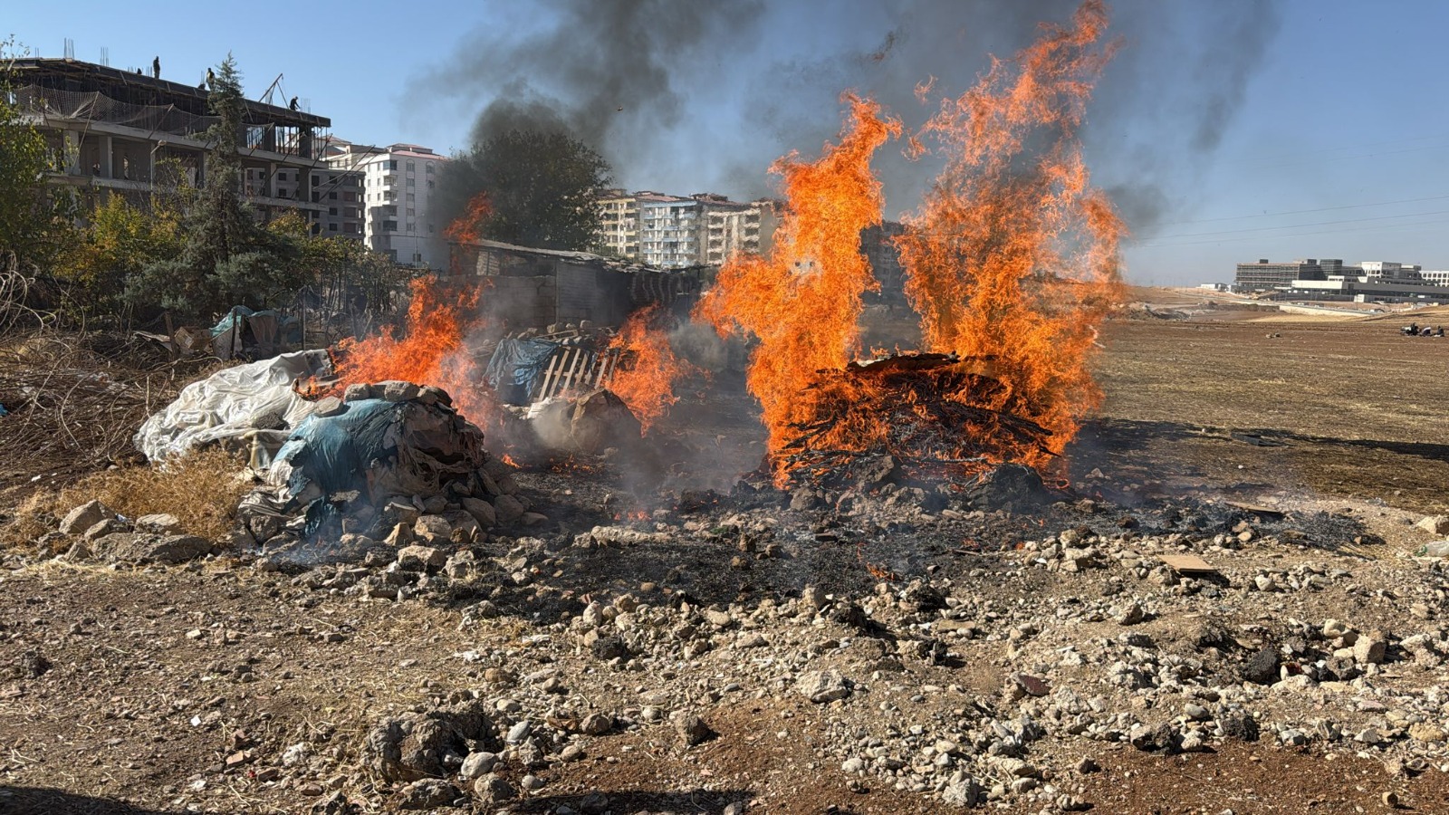 Siirt’te Tandır İçin Hazırlanan Çalı ve Odunlar Alev Aldı