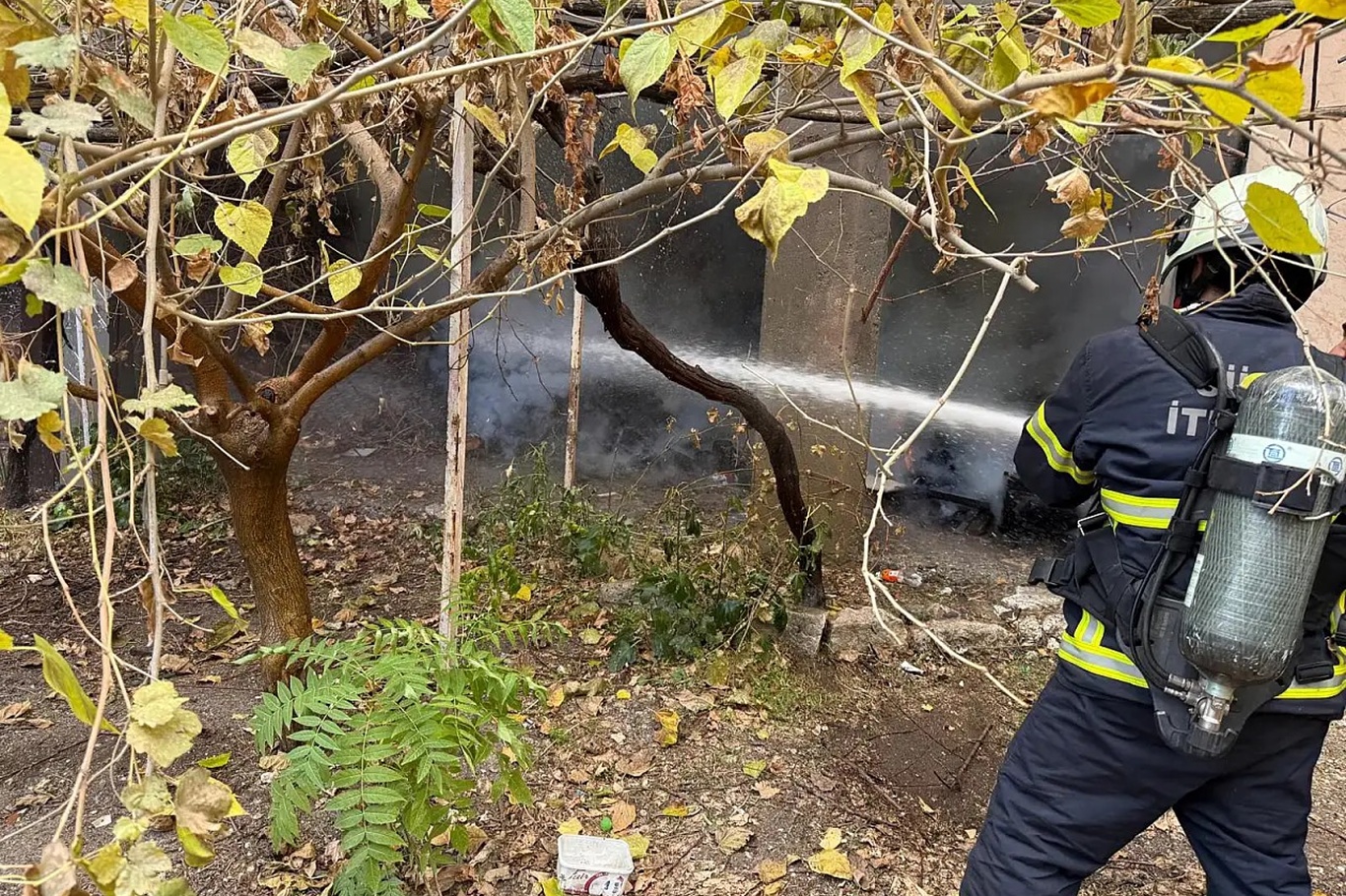 Siirt’te Odunluk Yangını: Alevler Eve Sıçramadan Söndürüldü