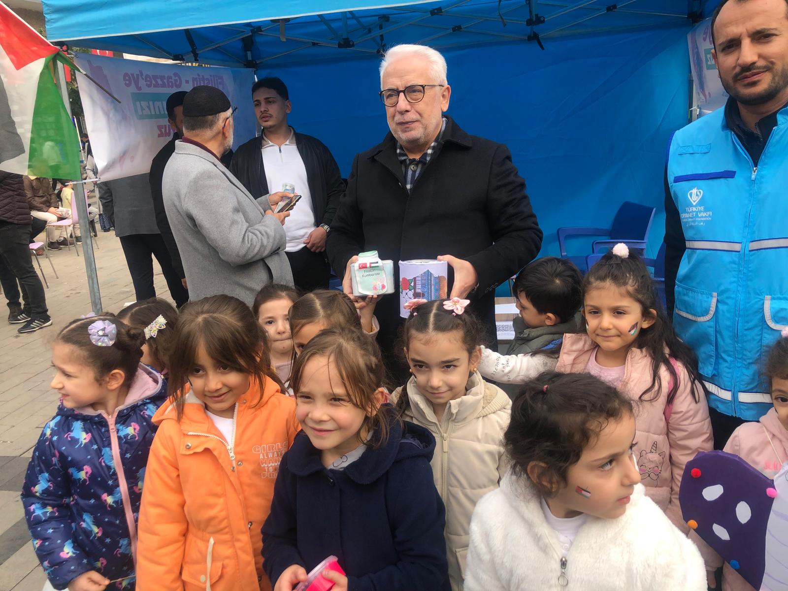 Siirt’te Hayır Çarşısına Yoğun İlgi! Kumbaralar Gazze İçin Açıldı