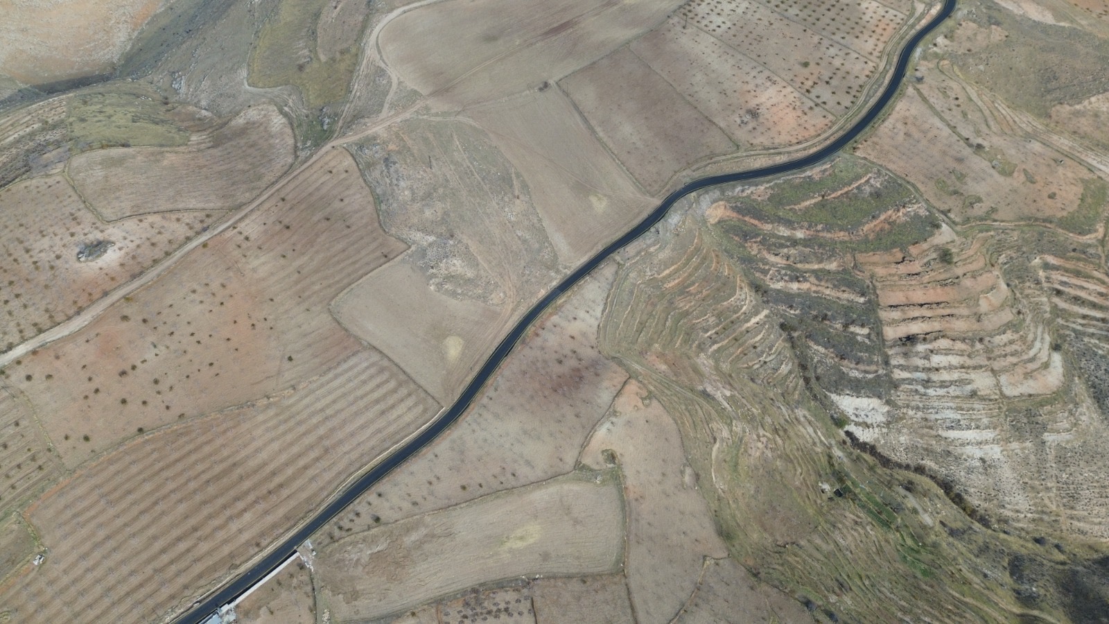 Siirt’te Kırsal Ulaşım Ağı Güçleniyor: Tillo’da 8.400 Metrelik BSK Asfalt Çalışması Tamamlandı