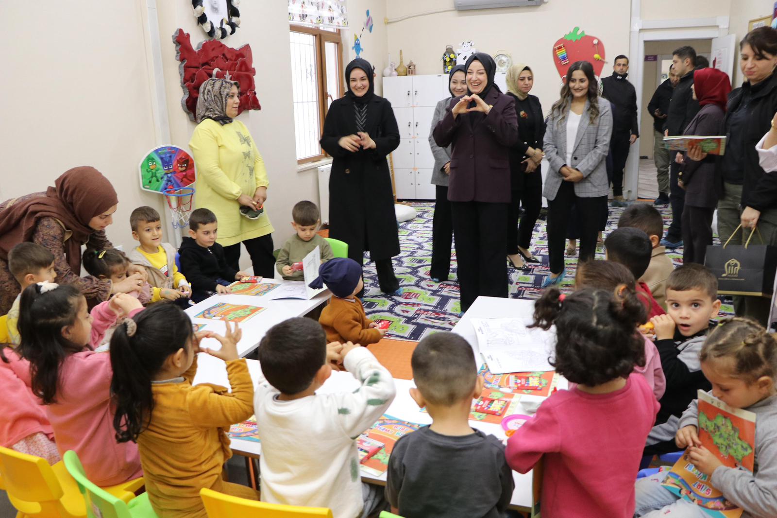 Vali Eşinden Eruh’ta Şehit Aileleri, Koruyucu Aileler İle Kadın Üretici Kooperatifleri ve Eğitim Atölyelerine Destek Ziyareti