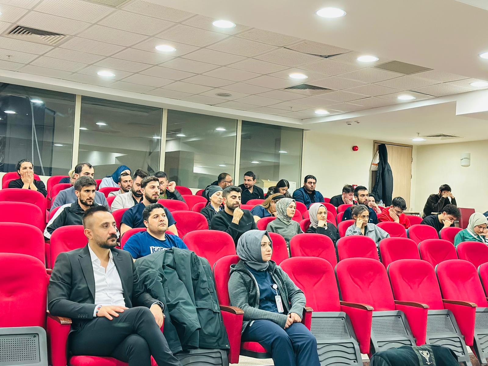 Siirt Eğitim ve Araştırma Hastanesi’nde “Hastane Enfeksiyonları ve Yoğun Bakımlarda Enfeksiyon Kontrol Önlemleri” Eğitimi Düzenlendi