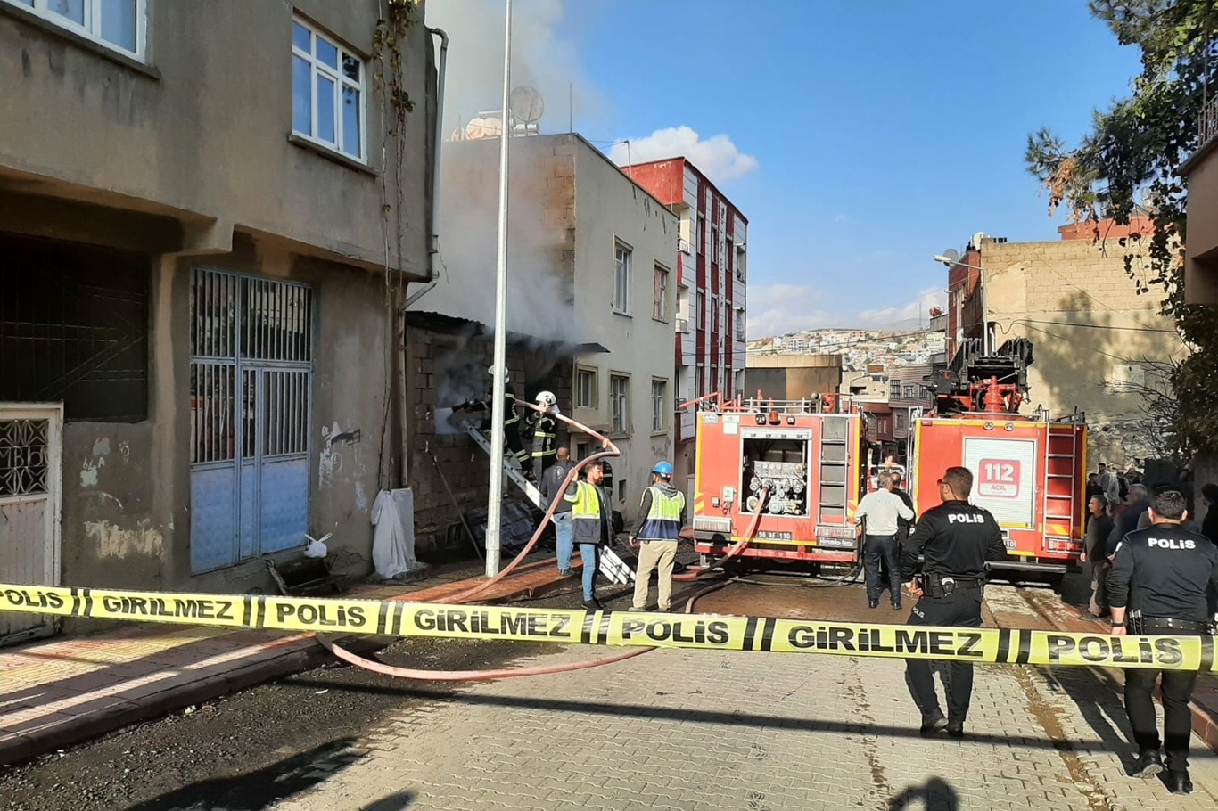 Siirt’te Evlerin Bulunduğu Alanda Odunluk Yangını! İtfaiye Ekipleri Müdahale Ediyor