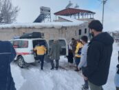 Siirt’te Yoğun Kar Nedeniyle Kapanan Köy Yolunda Zamanla Yarış! İç Kanama Geçiren Kadın Hastaneye Yetiştirildi