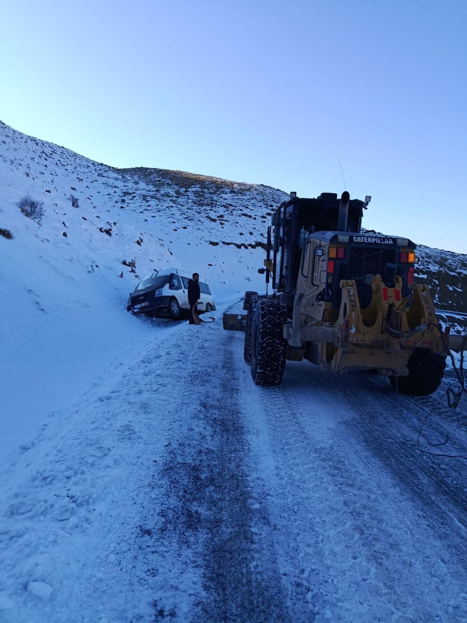 Pervari’de Yolcu Minibüsü Şarampole Yuvarlandı