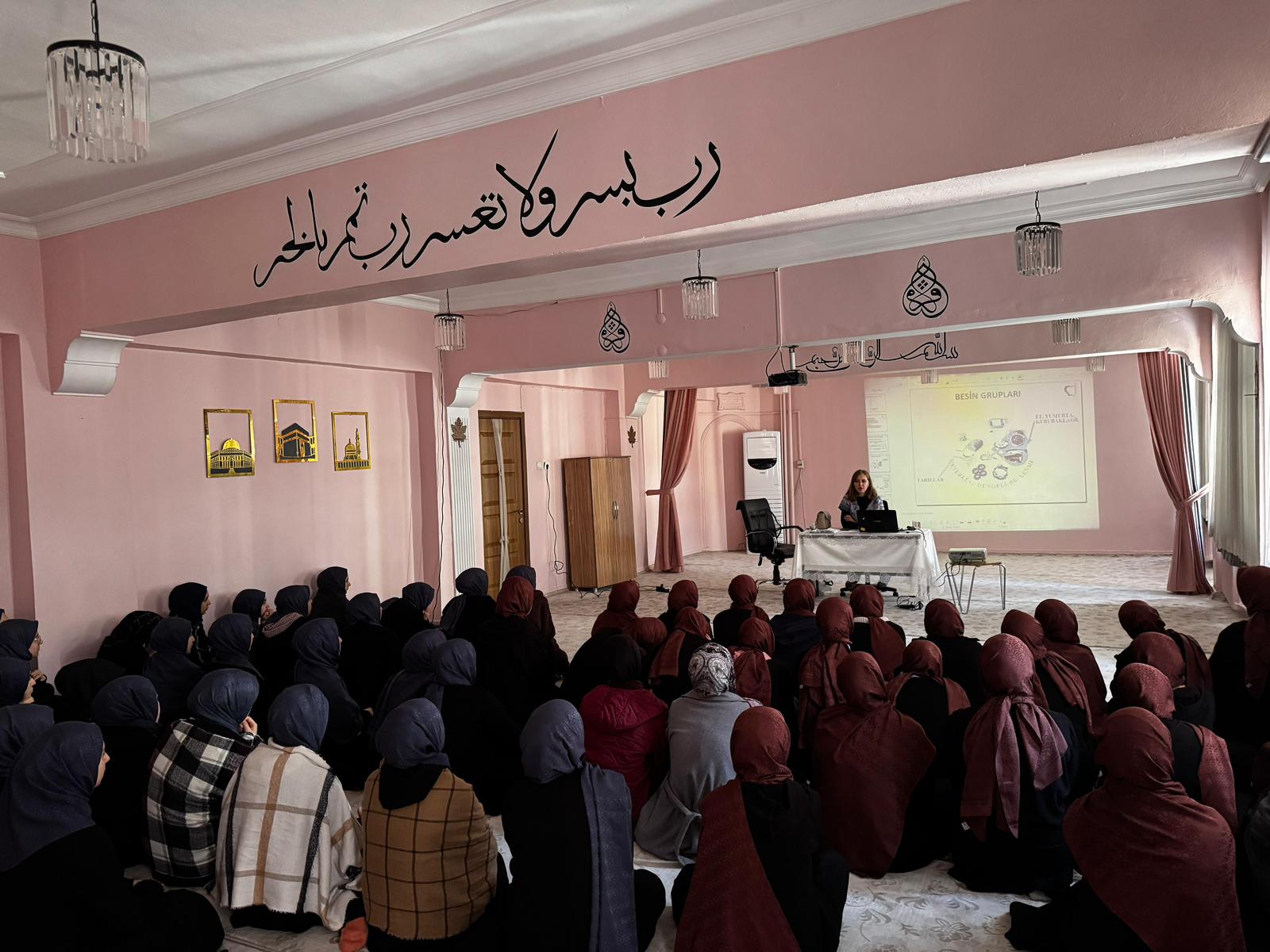 Vecide Kuzu Kız Kur’an Kursu’nda Öğrencilere Sağlık ve Teknoloji Bilinci