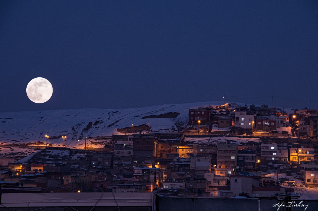 ​Siirt Semalarında “Kurt Dolunayı” Güzelliği: Fotoğraf Sanatçısı Sefa Türksoy O Anları Ölümsüzleştirdi