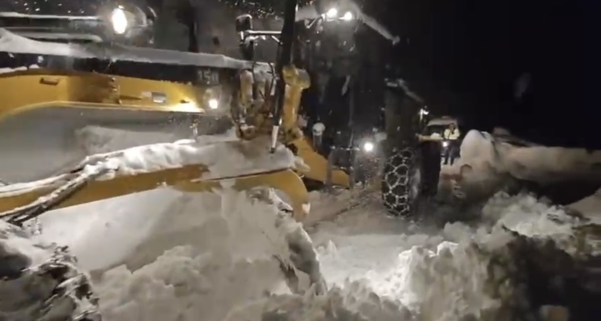 Şirvan’da Yolda Mahsur Kalan Aile Kurtarıldı, Yeni Doğan Bebek Hastaneye Ulaştırıldı