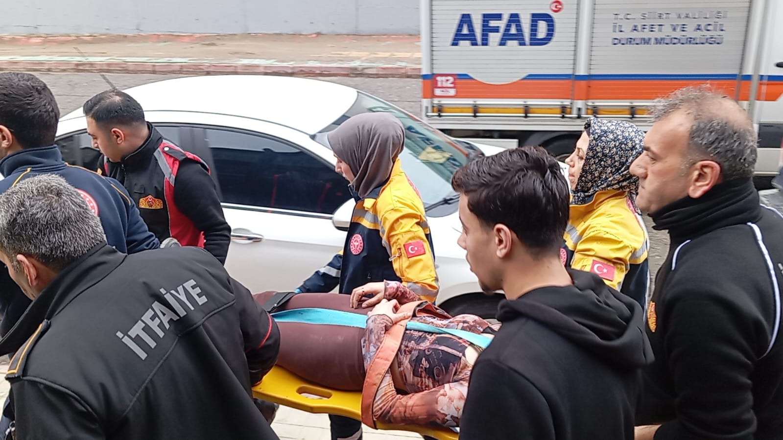 Siirt’te Havalandırma Boşluğuna Düşen Genç Kız Ekiplerin Halatın Müdahalesiyle Kurtarıldı