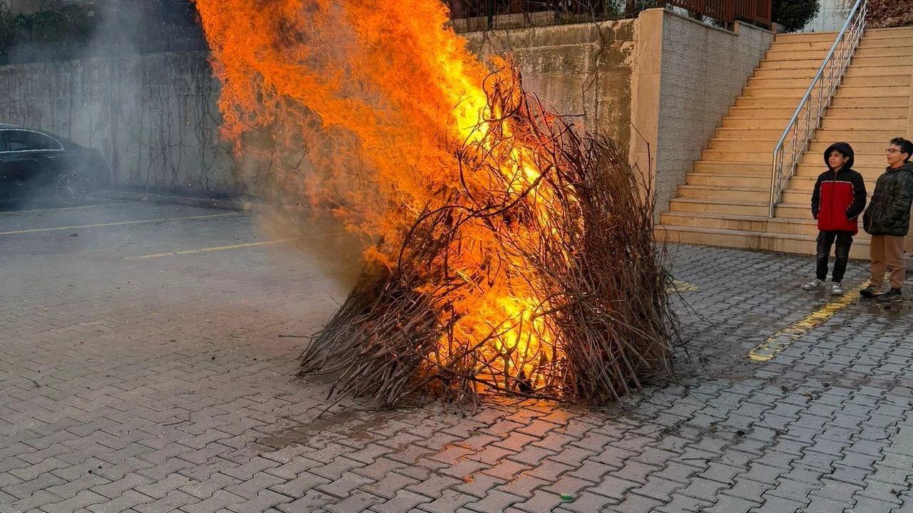 Eskiden Her Mahallede Yakılıyordu, Site Sakinleri Melede Geleneğini Yaşattılar