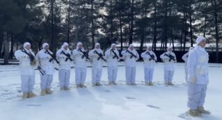 75 Yaşındaki Teyzeden Jandarmaya Anlamlı Destek: 400 Örme Bere Teslim Edildi