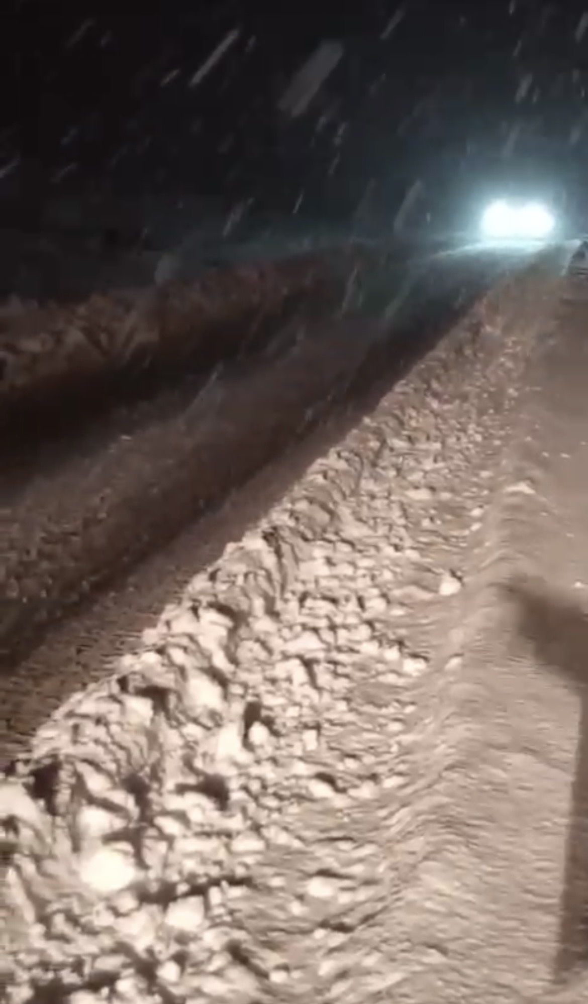 Kar Yağışı Pervari’de Köy Yollarını Ulaşıma Kapattı