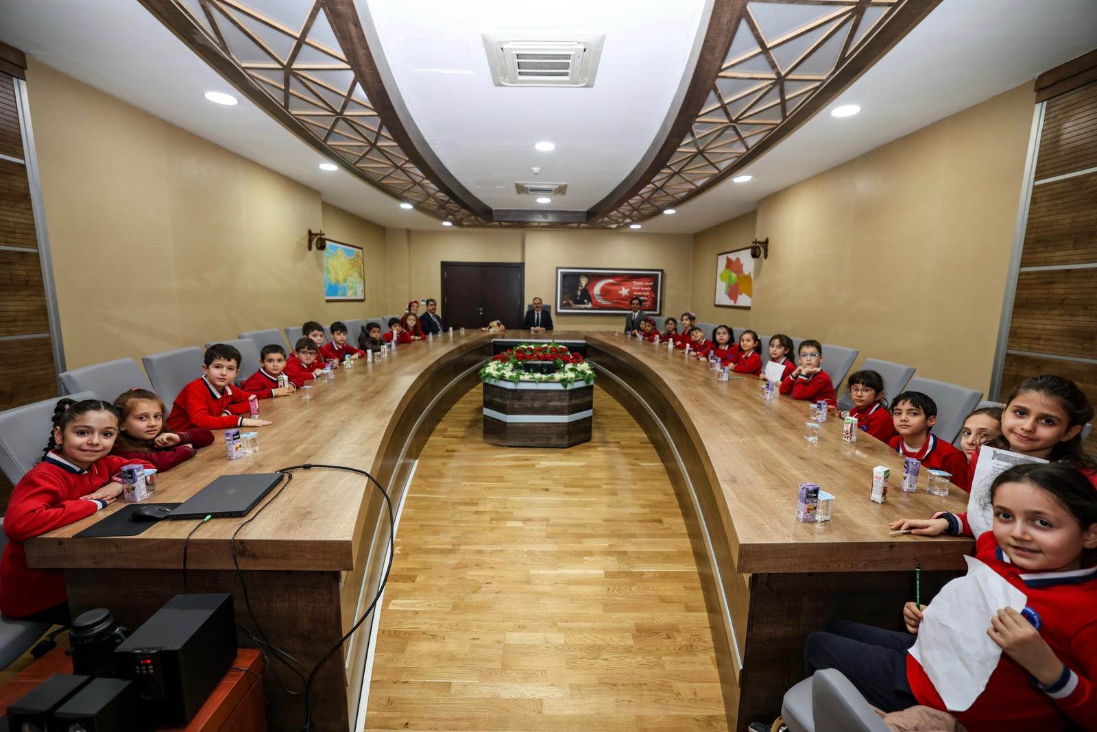 Vali Kızılkaya, Yağmurtepe İlkokulu Öğrencilerini Ağırladı