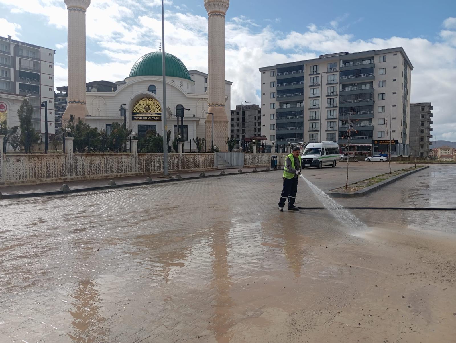 Siirt Belediyesi’nden Kent Genelinde Kapsamlı Yıkama Ve Dezenfekte Çalışması