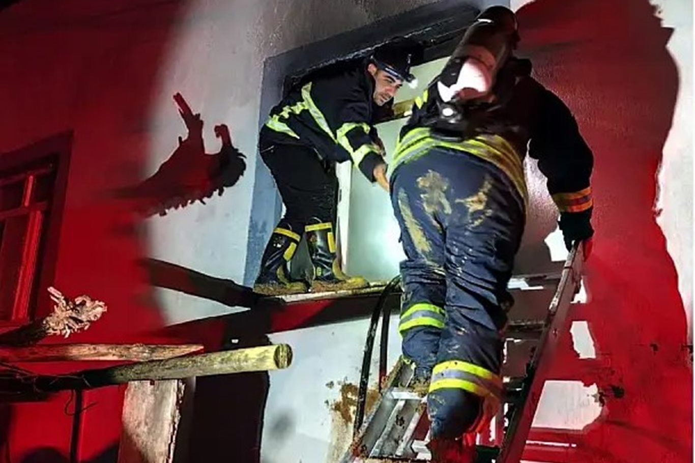 Kurtalan’da Gece Yarısı Ev Yangını: Alevler İkinci Katı Sardı