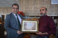 Ramazan’da Ekmek Fiyatını Düşüren Fırıncıya Plaket