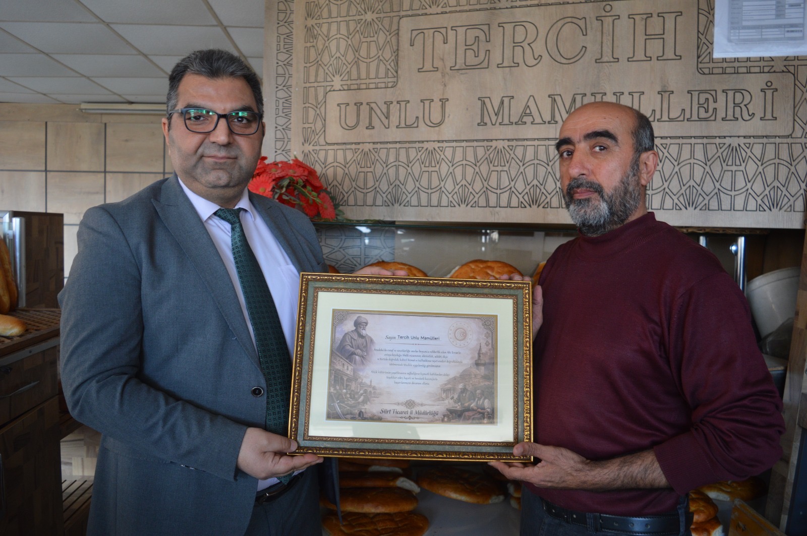 Ramazan’da Ekmek Fiyatını Düşüren Fırıncıya Plaket