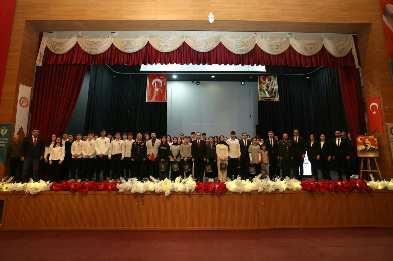 Siirt’te İstiklal Marşı’nın Kabulü ve Mehmet Akif Ersoy’u Anma Günü Törenlerle Kutlandı