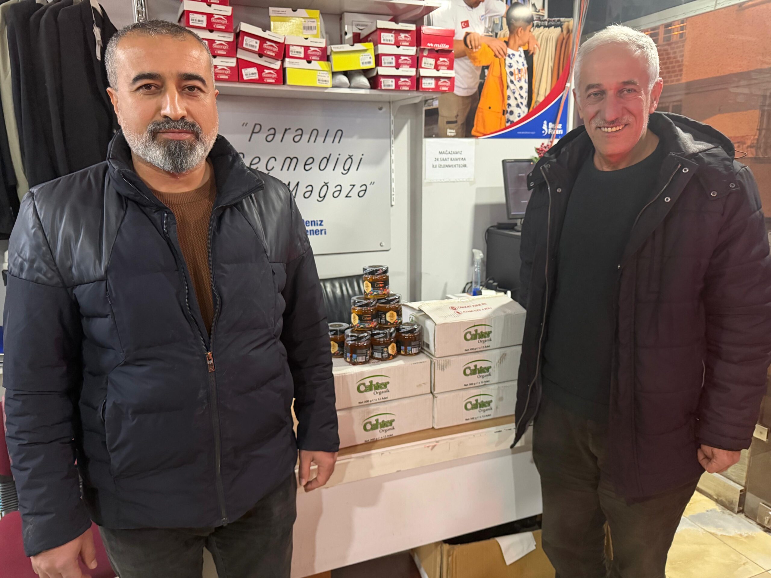 Cahter Baldan Deniz Feneri’ne Destek 30 Kilo Organik Bal Bağışladı